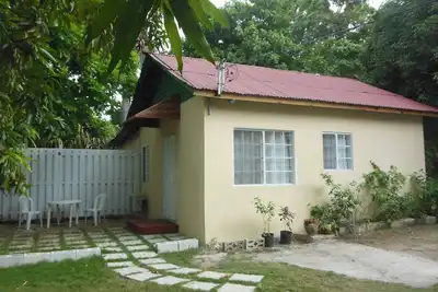 Image de Sweet Serenity Cottage - Marchez jusqu'à Hip Strip, Doctor's Cave Beach, Margaritaville!