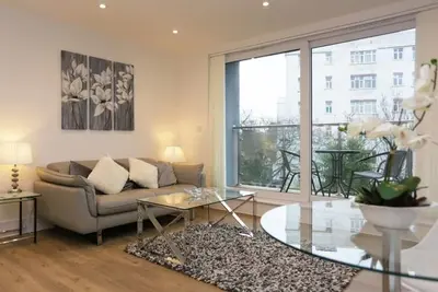 Image de Bournecoast: Appartement Moderne En Centre Ville Avec Balcon Et Parking - Fm6275