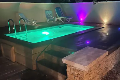 Image de Le Zen : Piscine privée avec son Pool house et son Jacuzzi intérieur.