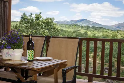 Image de Au milieu, vous pouvez profiter d'une grande terrasse avec barbecue et d'un petit patio avant