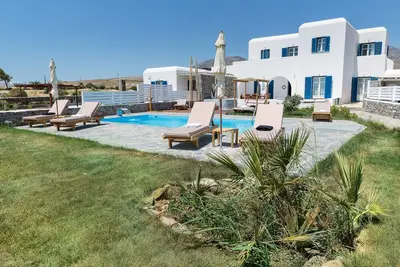 Une excellente façon de profiter de 2 villas avec 2 piscines, 2 jacuzzis + vue sur la mer!