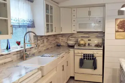 Image de Sandy's Lake Chateau - Beautifully updated home on 3 private acres.