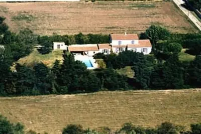 Image de Belle Maison dans un parc avec la piscine chauffée