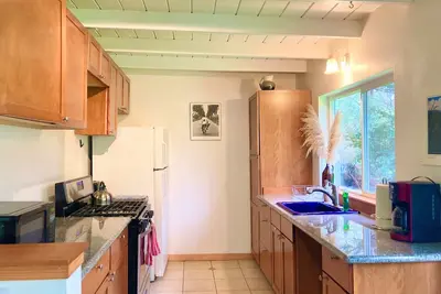 Image de Mendocino Tranquility Meadows: Azul Cottage sur une réserve naturelle de 50 acres avec étangs