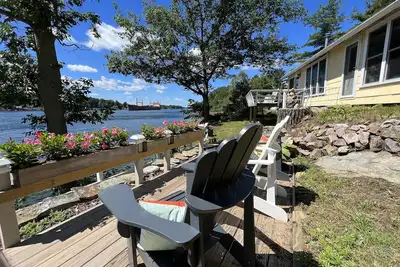 Image de Magnifique chalet au bord de l'eau où vous avez l'impression de pouvoir toucher les navires.