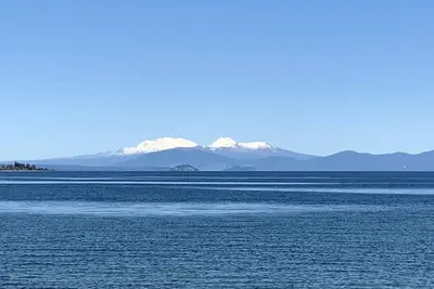 Image de Chez lac - Récemment rénové, à quelques minutes à pied du lac Taupo et de la ville.