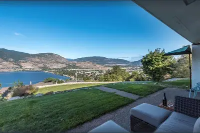 Image de Emplacement privilégié à Penticton Une vue imprenable sur le lac Skaha, la plage et la ville!