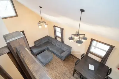 Image de Grande maison loft de trois chambres avec 3 salles de bain, y compris une suite King