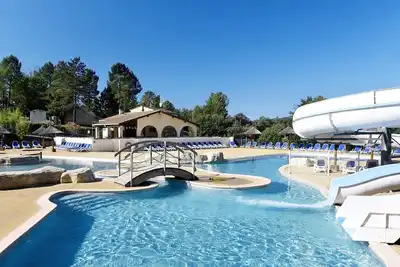 Image de Duplex Maisonnette | Accès 2 Piscines + Terrain Multisports!