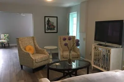 Image de Belle-mère privée mise à jour avec cour clôturée à 6, 4 km de Siesta Key