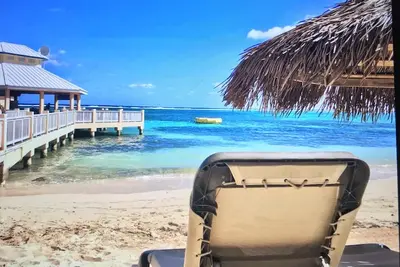 Image de 1 Bd Suite - Poolside - Propriété sur la plage de sable blanc et l'eau cristalline!