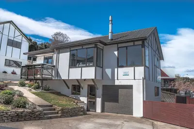 Image de Maison de 2 chambres entièrement rénovée, chaleureuse, ensoleillée, vue lac et montagne, centre ville.