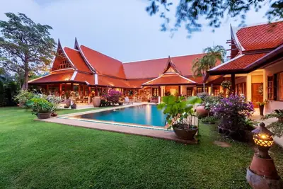 6-8br Villa familiale exceptionnelle de style temple dans un grand parc tropical avec étang