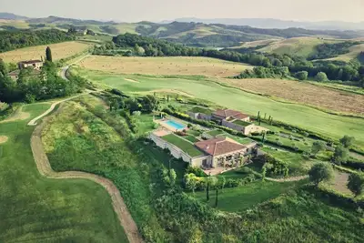 Image de Grande villa à louer en Toscane avec piscine, climatisation, Wi-Fi, golf, tennis, promenade en ville, vues, mariages et célébrations