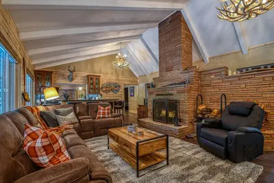 Image de Mini-cabines Lodge Plus uniques, entièrement rénovées - Idéal pour les grands groupes! Peut accueillir jusqu'à 22 personnes au Camp Connell