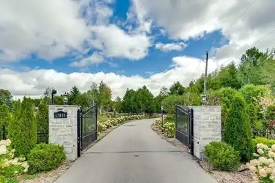 Image de Large Estate with Luxury Collection of Amenities