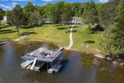 Image de Trottoir en pente facile et doux vers un quai privé à deux étages