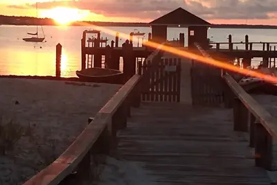 Image de Hyannis Port Home avec vue sur l'océan, l'emplacement, l'emplacement, l'emplacement!