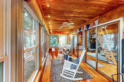 Image de Cabine au bord du lac avec foyer au bois, quai privé, foyer et vue sur l'eau!