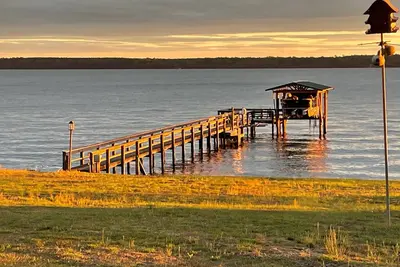 Image de Maison en eau profonde du lac Marion. 4br 2. 5ba. Pêcher hors du quai. Golf à proximité. Couchers Du Soleil