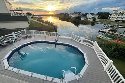 Image de Amazing Sunset Bay Views, Movie Theater Game Room, Sports Pool, Kayaks & Sup