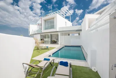Villa Nikol, Luxueuse Villa 2bdr Protaras avec Piscine, Près de la Bande de Protaras
