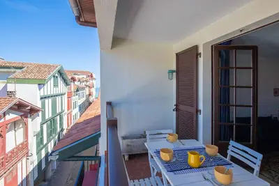 Image de Appartement de caractère avec balcon et parking à 2 pas de la plage, centre historique de Saint-Jean-de-Luz