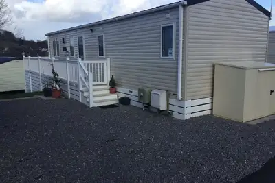 Image de Caravane moderne de 2 chambres avec terrasse et patio environnants; peut accueillir jusqu'à 6 personnes