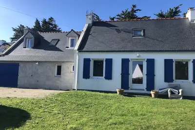 Image de Maison familiale moderne avec terrasse et vues mer