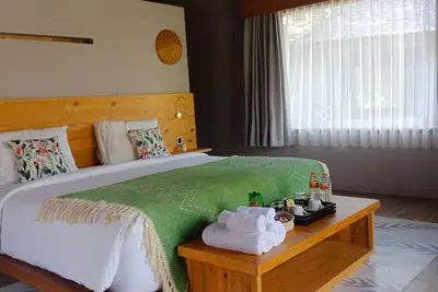 Image de Chambres bungalow avec une grande piscine