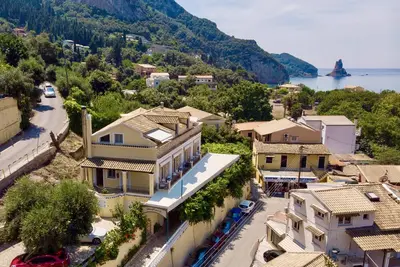 Image de Traditionnellement grecque et magnifique! Au coeur de tout, 4 couchages