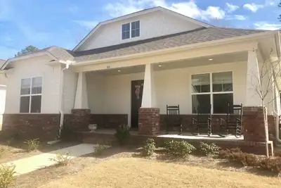 Image de Maison neuve sur mesure parfaite pour l'obtention du diplôme ou la saison de football