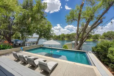 Image de Waterfront getaway! Pool, lake views and unforgettable memories.