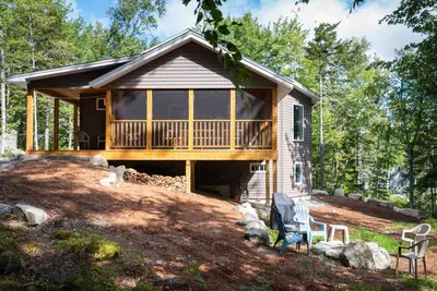 Image de Cottage Maine nouvellement construit avec grand porche grillagé sur le pittoresque étang Hopkins