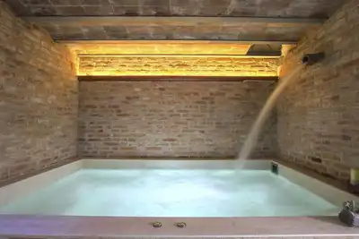 Image de Agréable appartement avec bain à remous, piscine, Wifi, Tv, patio, animaux admis et parking
