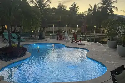 Image de Bord de l'eau magnifiquement rénové 6 chambres 4 salles de bain, composé familial fermé.