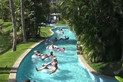 Image de Condo Master Suite avec porche arrière et mini piscine