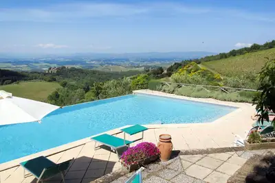Image de Agréable appartement dans une maison de vacances avec Wifi, piscine, Tv, patio, vue panoramique