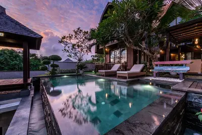 Une élégante villa privée en bois 3br avec une piscine privée à Jimbaran.