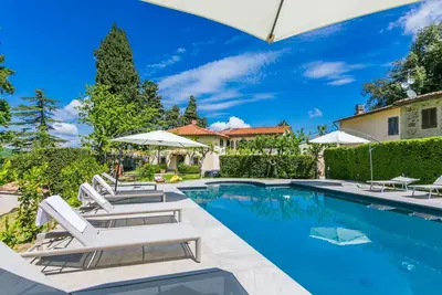 Joli appartement dans une maison de vacances avec piscine privée, Wifi, Tv, terrasse, parking
