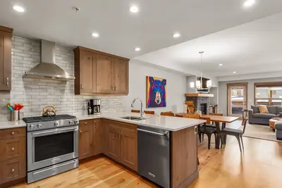 Image de Nouveau condo de luxe avec vue et bain à remous extérieur