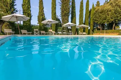 Image de Joli appartement dans une maison de vacances avec piscine, Wifi, Tv, patio, animaux admis et parking