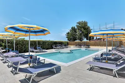 Joli appartement avec climatisation, piscine, Wifi, Tv, patio, animaux admis et parking