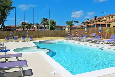 Agréable appartement avec piscine, Wifi, climatisation, Tv, patio, animaux admis et parking