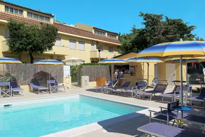 Image de Joli appartement avec climatisation, Wifi, piscine, Tv, patio, animaux admis et parking