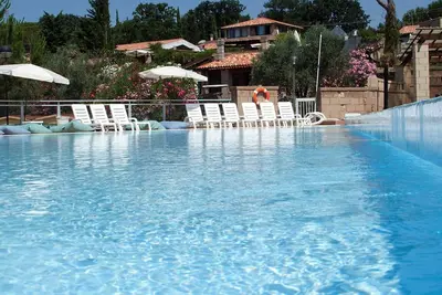 Image de Agréable appartement dans une maison de vacances avec piscine, terrasse, animaux admis et parking