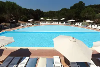 Image de Agréable appartement dans une maison de vacances avec piscine, terrasse, animaux admis et parking