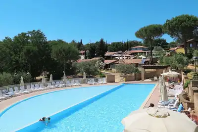 Image de Confortable appartement dans une maison de vacances avec piscine, terrasse, animaux admis et parking