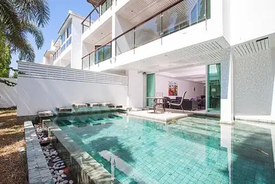 Image de 8 chambres, 20 personnes. 2 piscines, 2 cuisines et salons