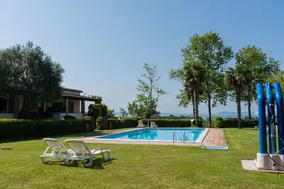 Appartement dans une maison de vacances avec Wifi, piscine, Tv, terrasse, animaux admis, parking
